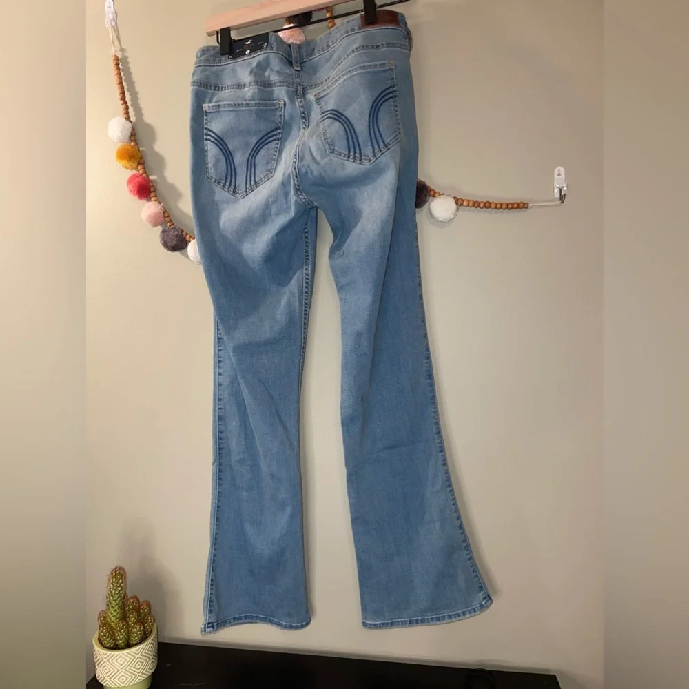 Hollister Low Rise Boot Cut Jeans  size 9S  W29 L30 NWT - Picture 2 of 4